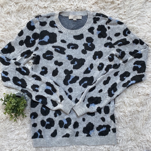 🎉HP🎉 Loft Crewneck Leopard Sweater 💗 Gray & Blue - Picture 3 of 12